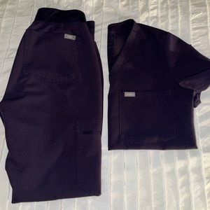 Figs scrubs midnight purple size xxs. One pocket top and jogger bottoms.
